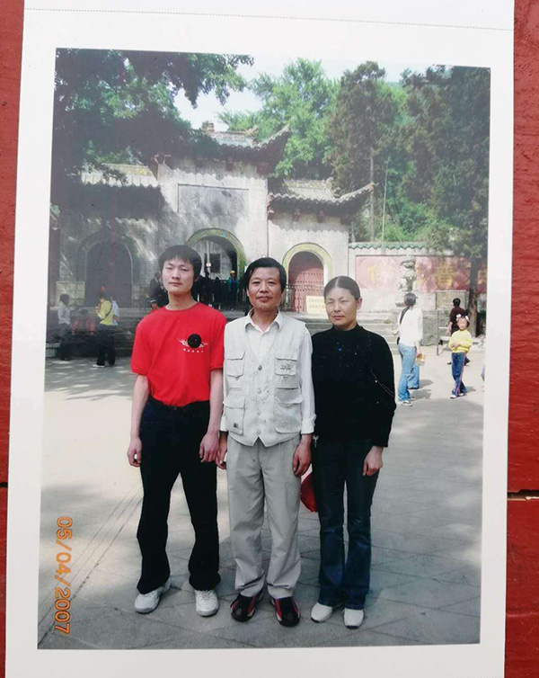 硕士儿失踪8年，河南六旬老人写78封信寄托思念