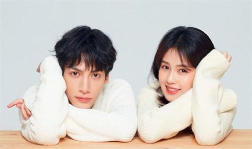 曾经是舞蹈老师，两次以组合出道《月上重火》