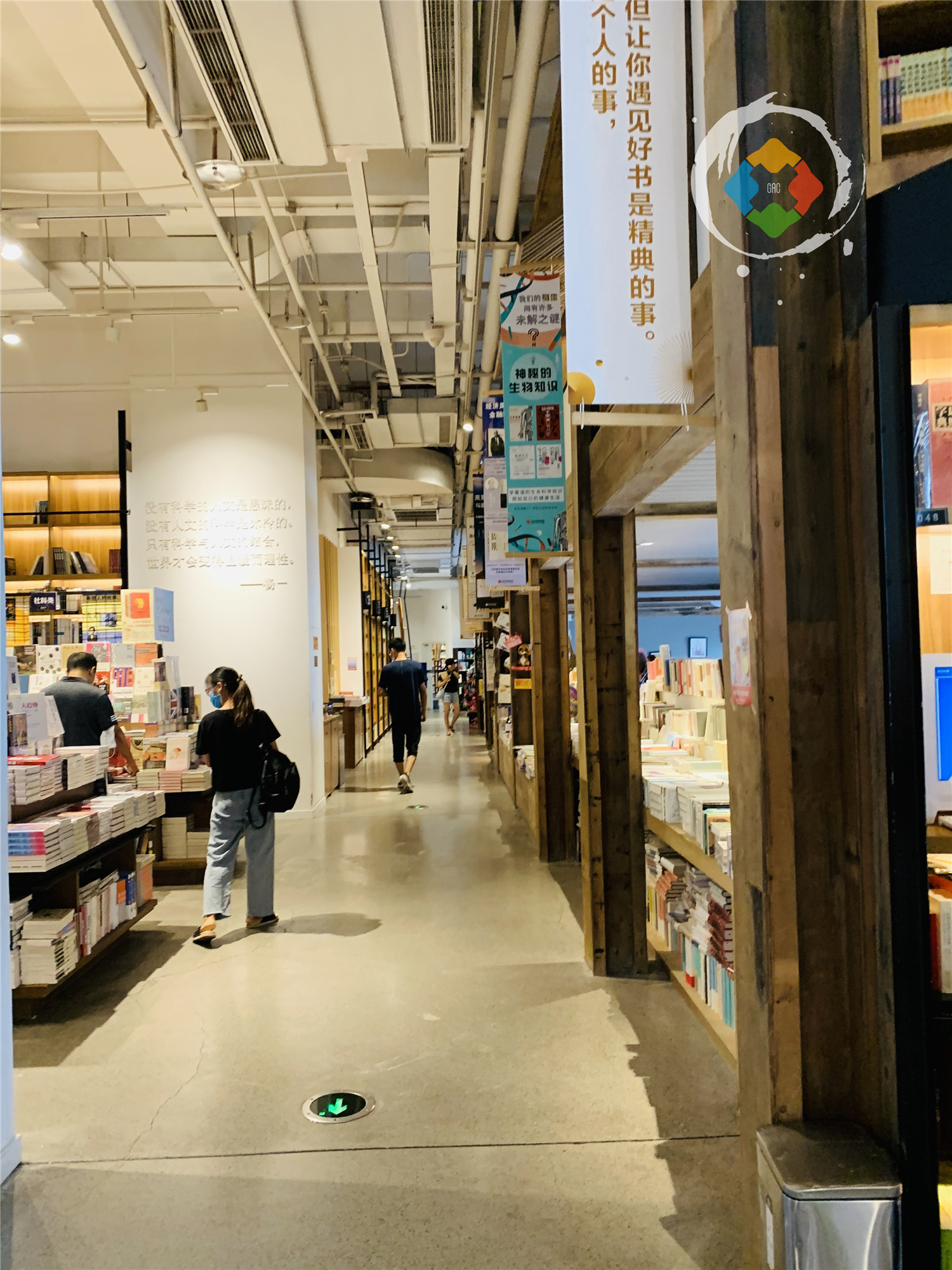 重庆精典书店，从解放碑地下室，到南滨路江景房，依然是最美书店
