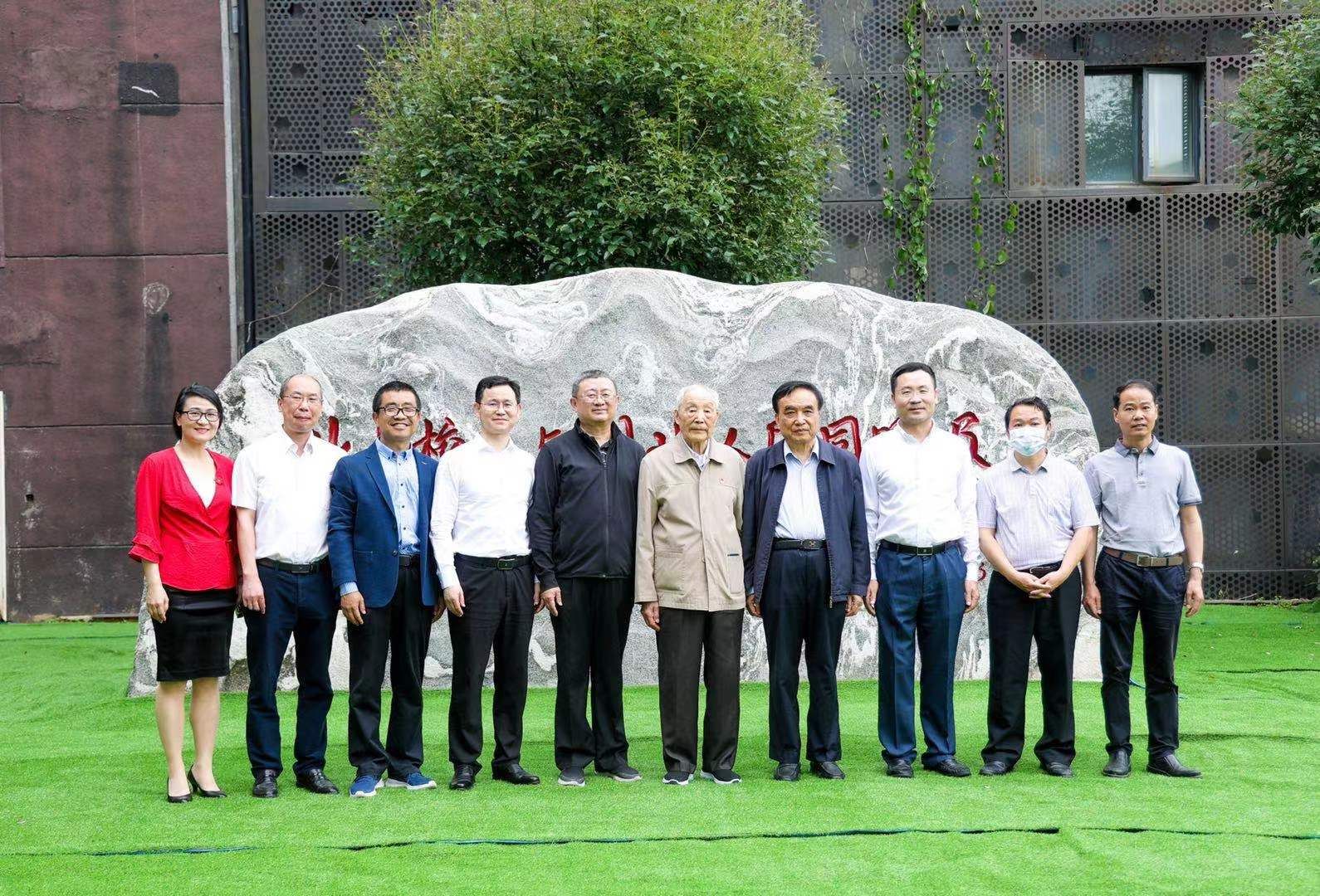 鐘南山題詞的湖北省第一座抗疫紀念石揭幕