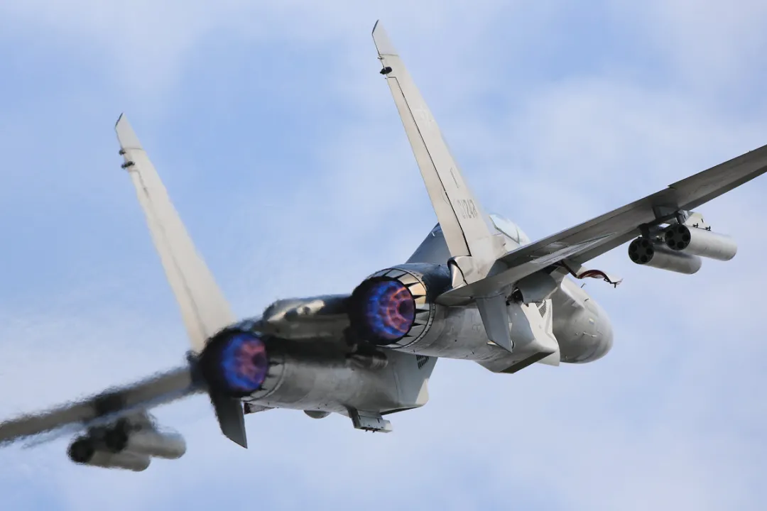 热议!中国最先进的歼-16战机,为什么挂载“火箭弹”参加比赛?