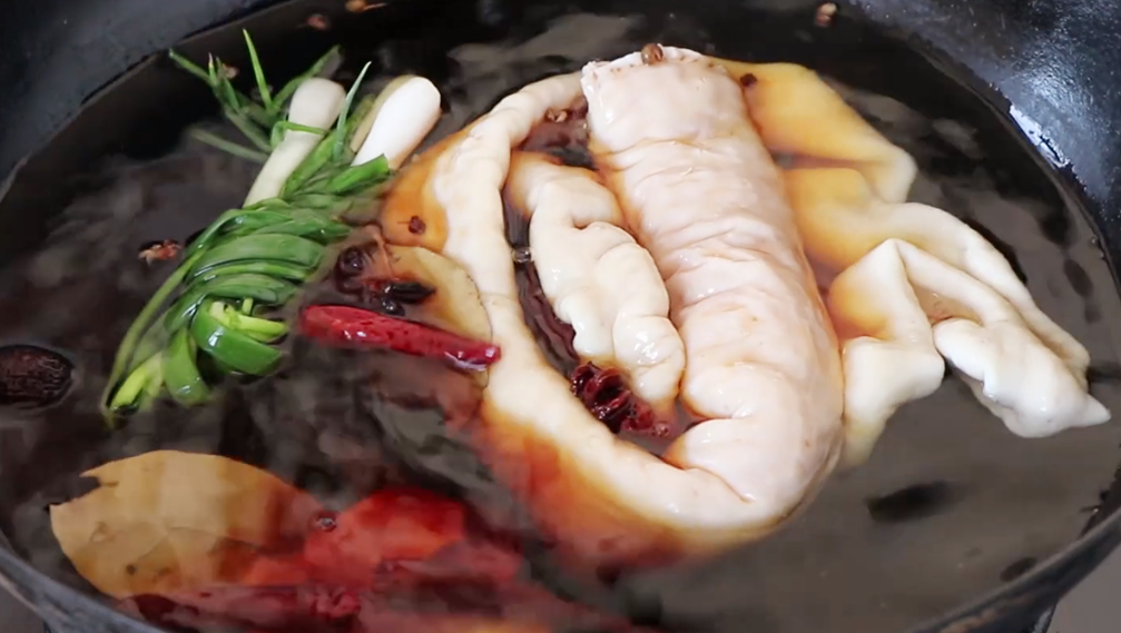 干煸肥肠真的太好吃，详细做法教给你，外焦香里嫩，没有一点腥味