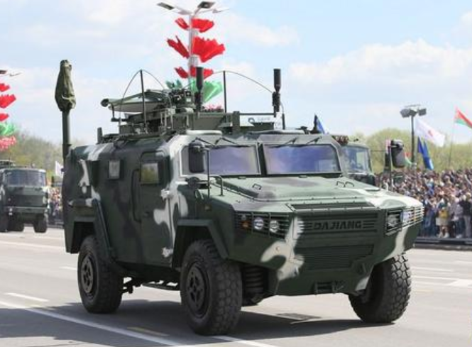 中国武器成功打入欧洲市场，两款战车亮相白俄