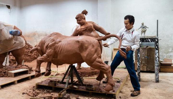 “肥女斗牛”泥稿放大，为西班牙而作