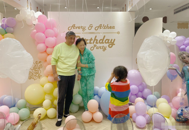 鄭希怡曬女兒生日現場照，Jasper被浸浸摟著，插兜耍酷難掩開心