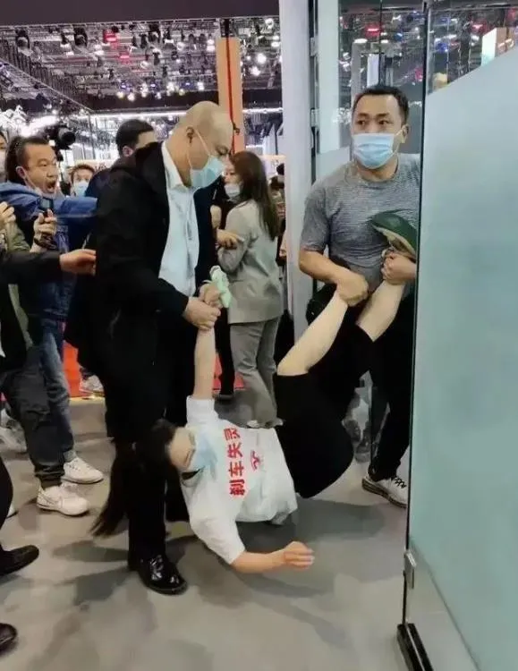特斯拉公布事故数据自证清白,网友:刹了40多次都没刹住?