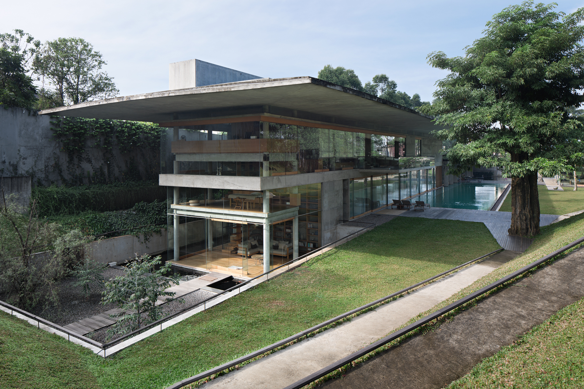 2000m²清水混凝土别墅，仅四居室却有700m²水池和3000m²花园