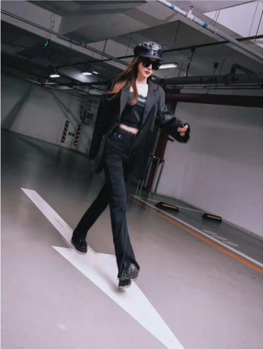 No phase! Li Xiaoyu took pictures with a big waist, and a ratio of Yang ...
