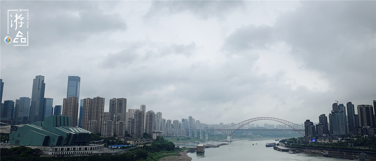 重庆来福士的山城花园，超脱现代的未来感，看两江四岸的最佳地点