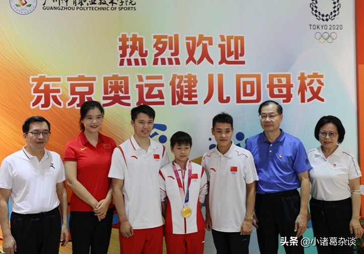 全红婵太难了！穿着奥运领奖服见领导，出了一身汗，撸起袖子签名