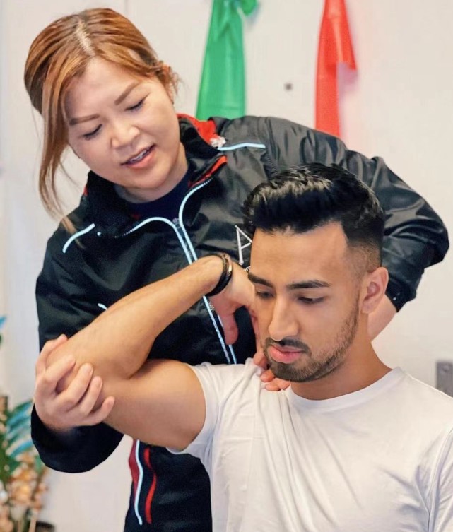 鄭嘉穎幼子正面曝光，帥氣得驚艷，沒有遺傳媽媽跟舅舅的印度長相