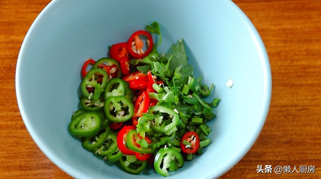 碰到這椰子別手軟，價格便宜，人人吃得起，塞進一隻雞，解饞