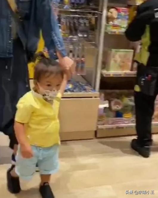 张柏芝三儿子正面首曝光，牵引出生父身份