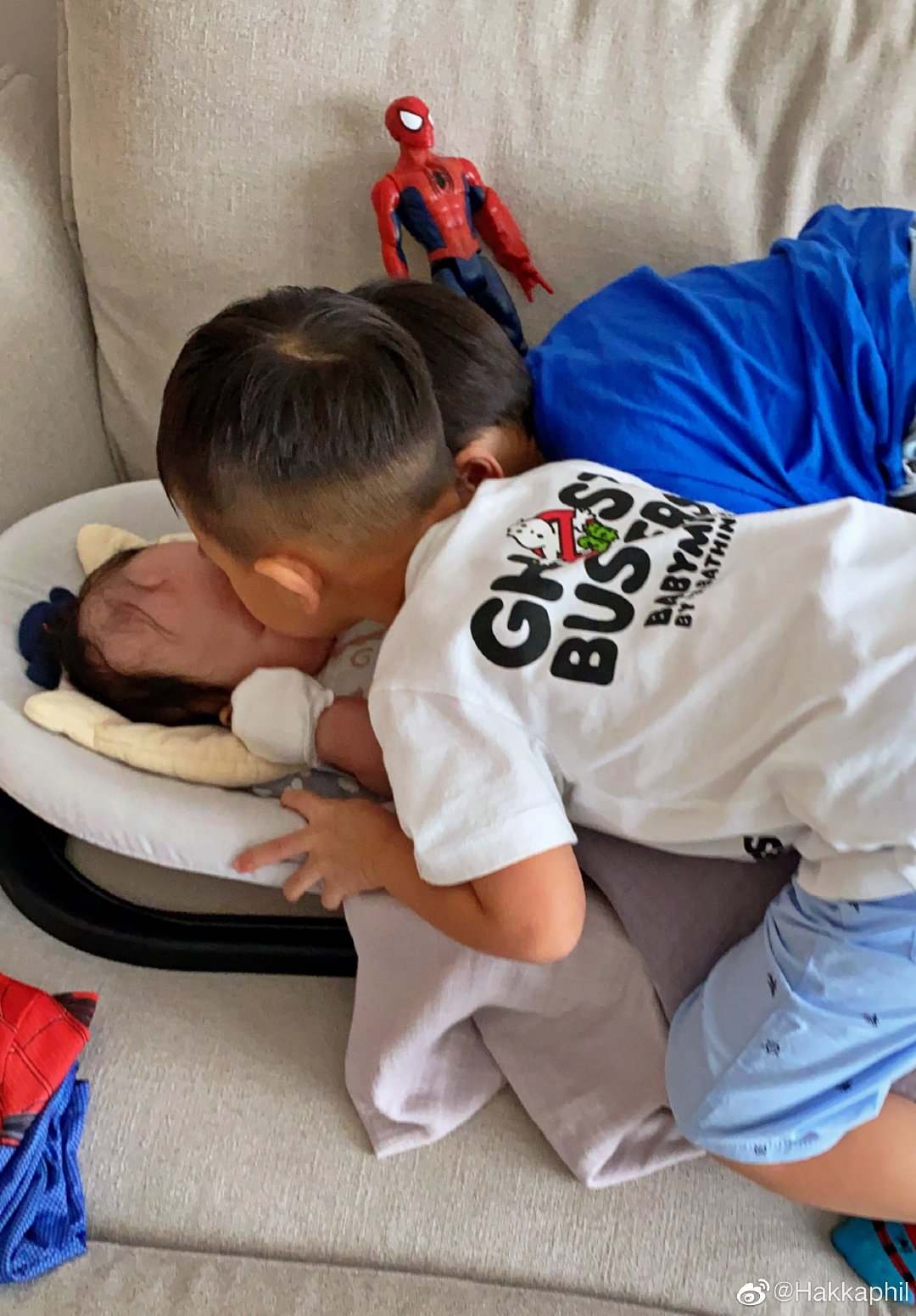 幸福感满满！胡杏儿疑似带二子回家团聚，老公开心晒亲子装