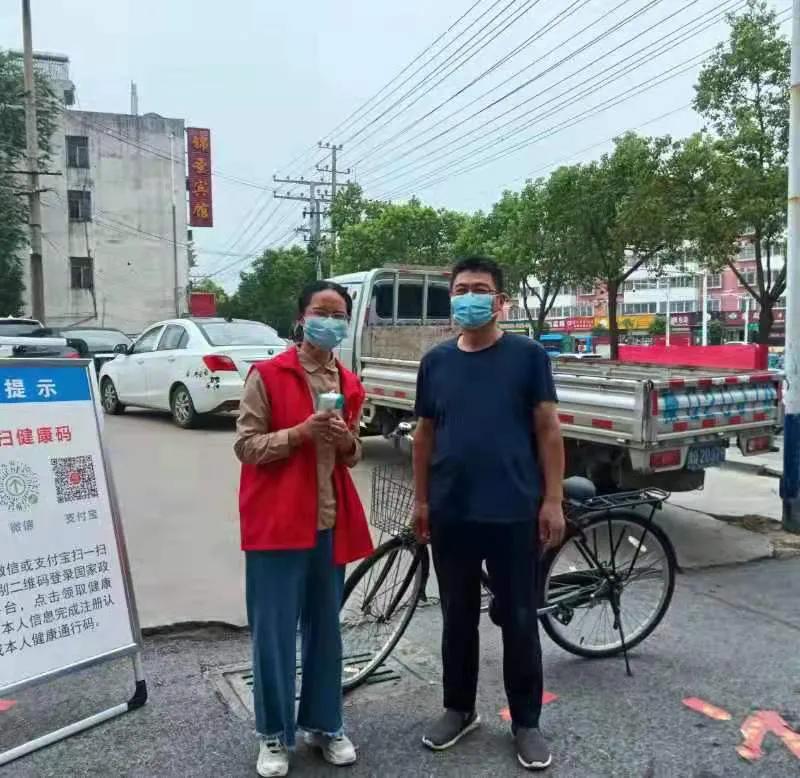 讓黨旗在疫情防控一線高高飄揚——市二中黨員疫情防控志愿服務在行動