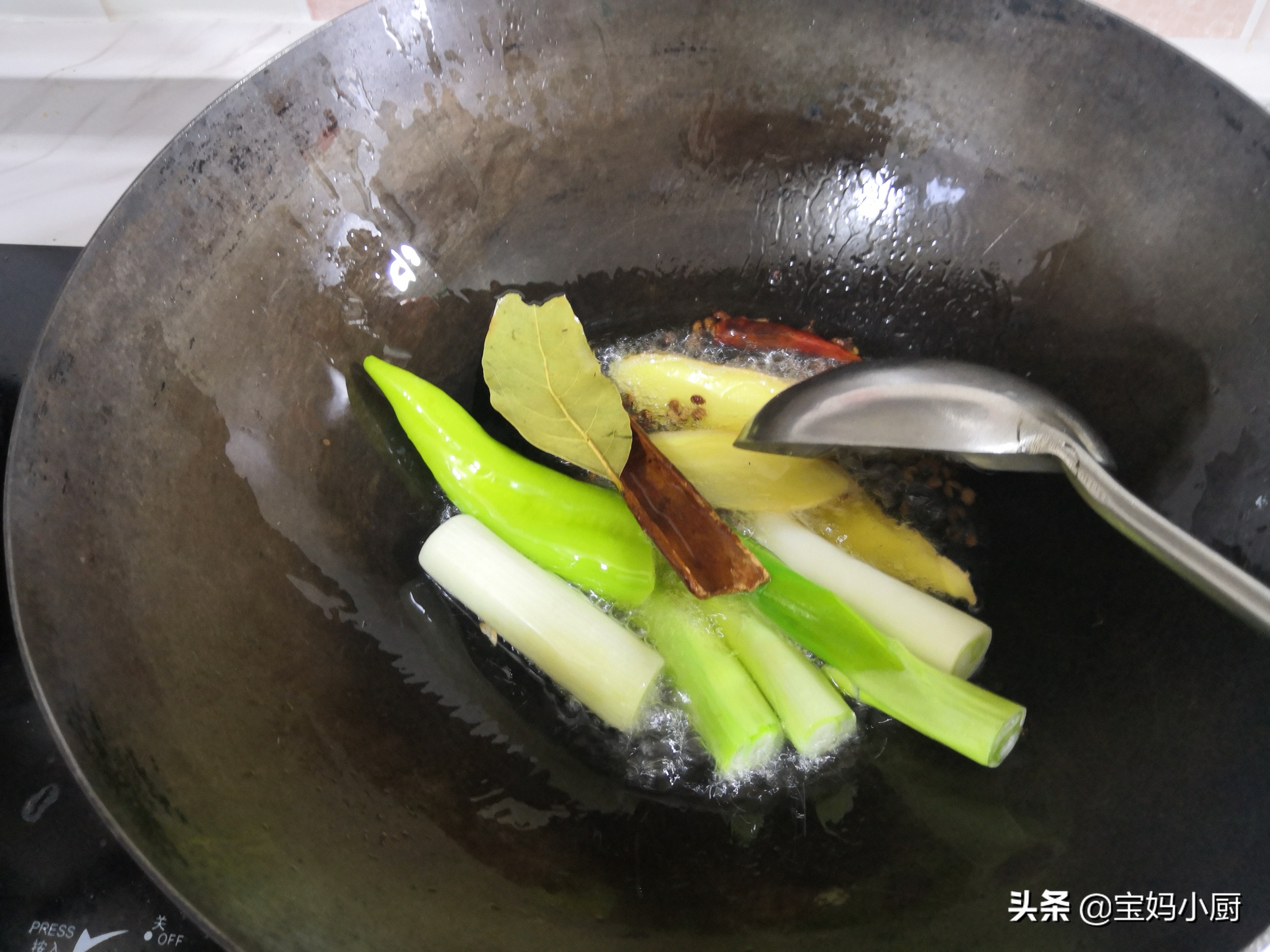 自打学会酱骨头这做法，每周都得做一盆，不到一百块，实惠管饱