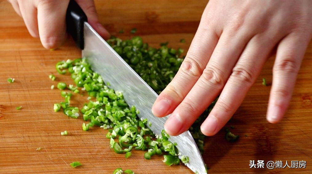 雞蛋和辣椒一起炒，比加了麵粉的雞蛋餅好吃，不用為先炒哪個犯愁