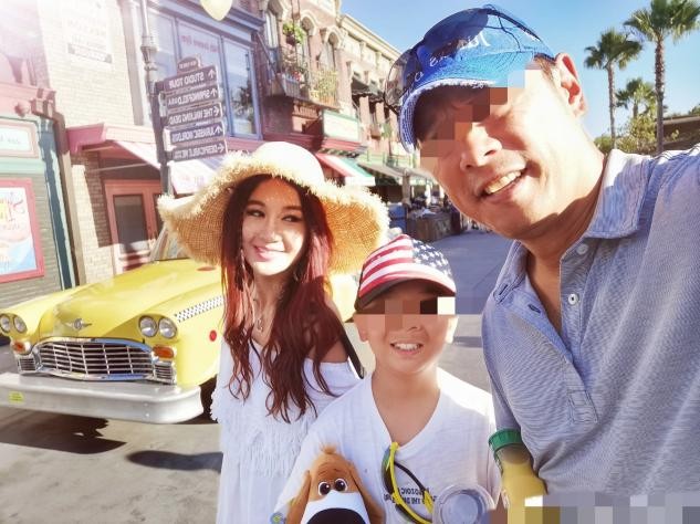 55岁温碧霞晒工作花絮，皮肤状态堪比少女，穿白西装又美又酷