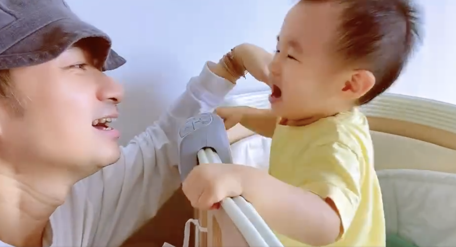 古巨基母親節曬全家福，將妻子摟在懷裡，不因兒子更愛媽媽而吃醋