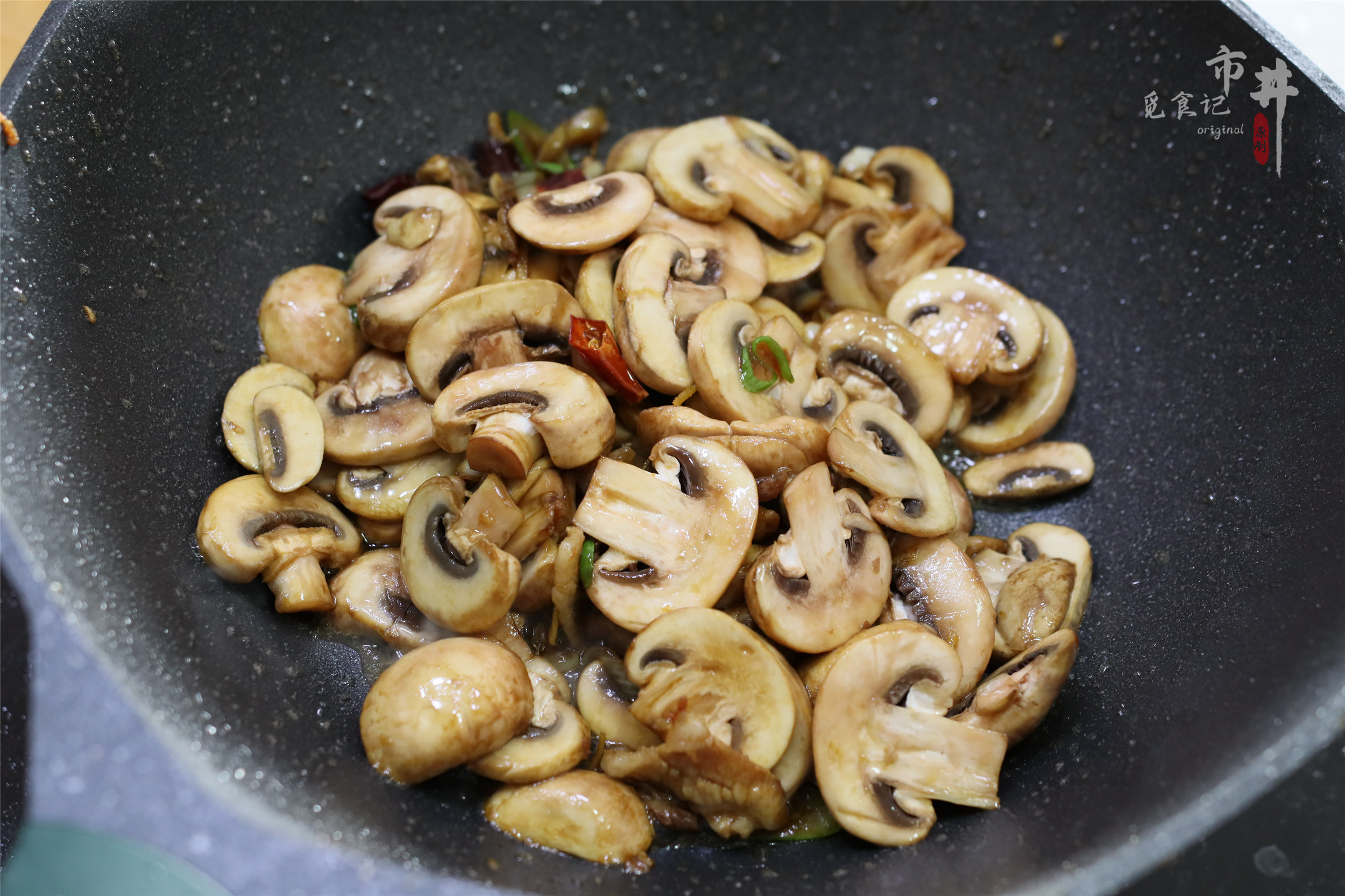 口蘑炒五花肉，想不到這麼一做，鮮味如此濃郁，吃過1次忘不掉