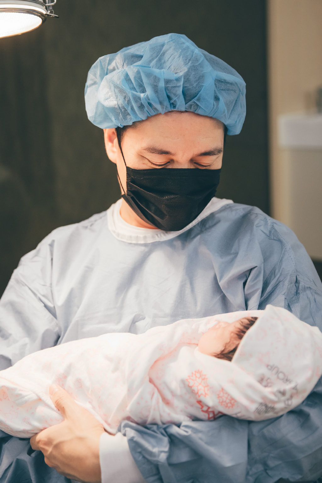 安以轩晒照为女儿庆双满月，一人抱俩妈妈力max，兄妹长相相似