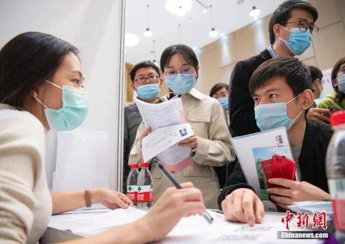 试用期、社保……毕业季,法律“小白”如何签合同?