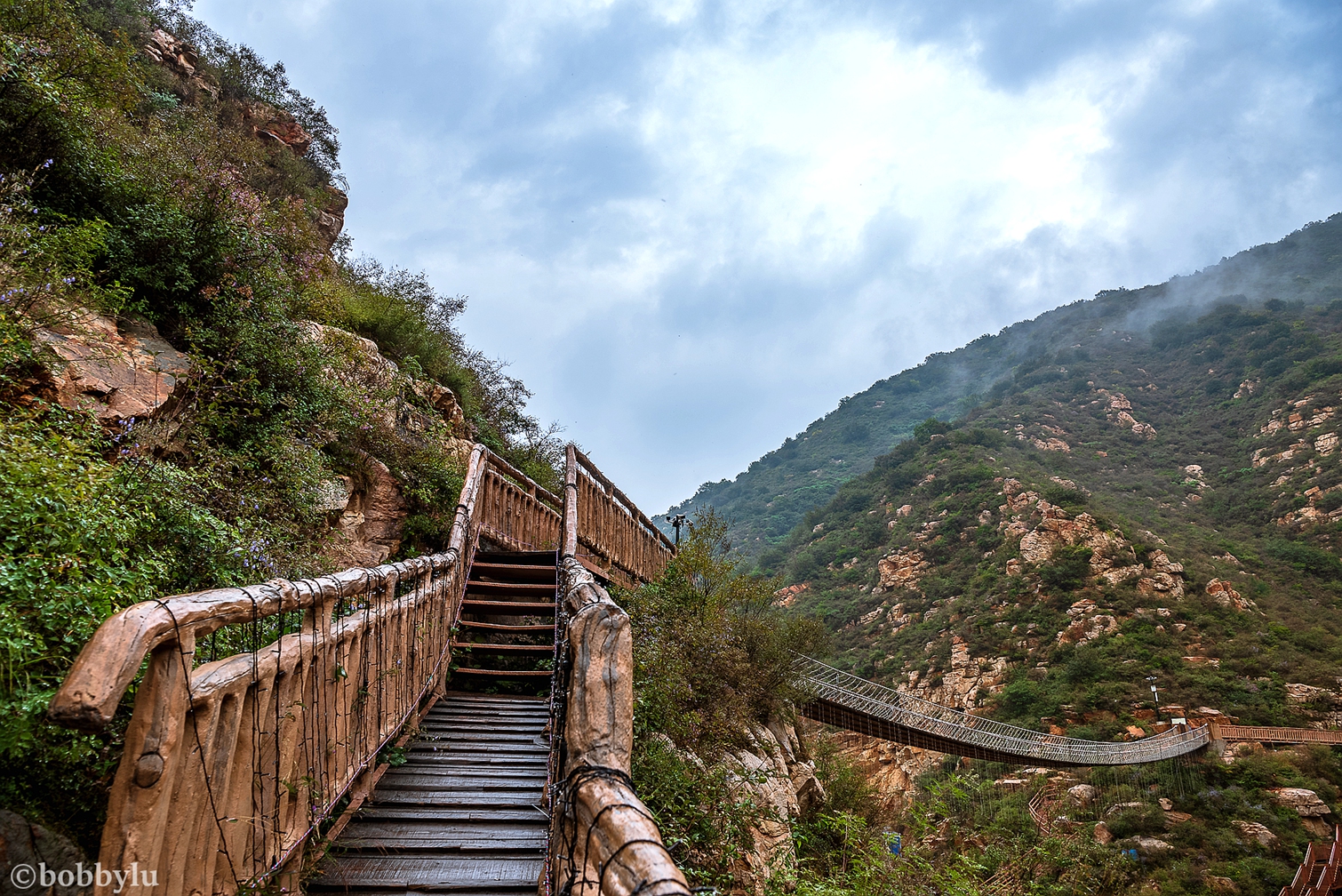 There is a viewing platform that I dare not go to, and there are more magnificent scenery