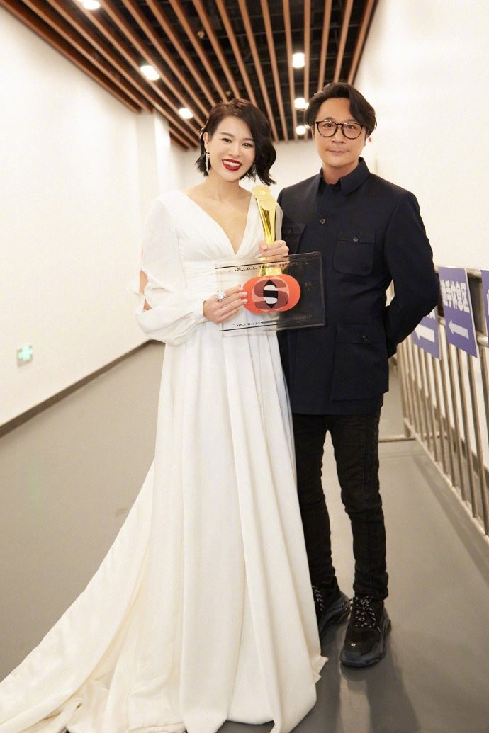 胡杏儿挺孕肚探班闺蜜，怀孕9月肚大如箩，穿宽