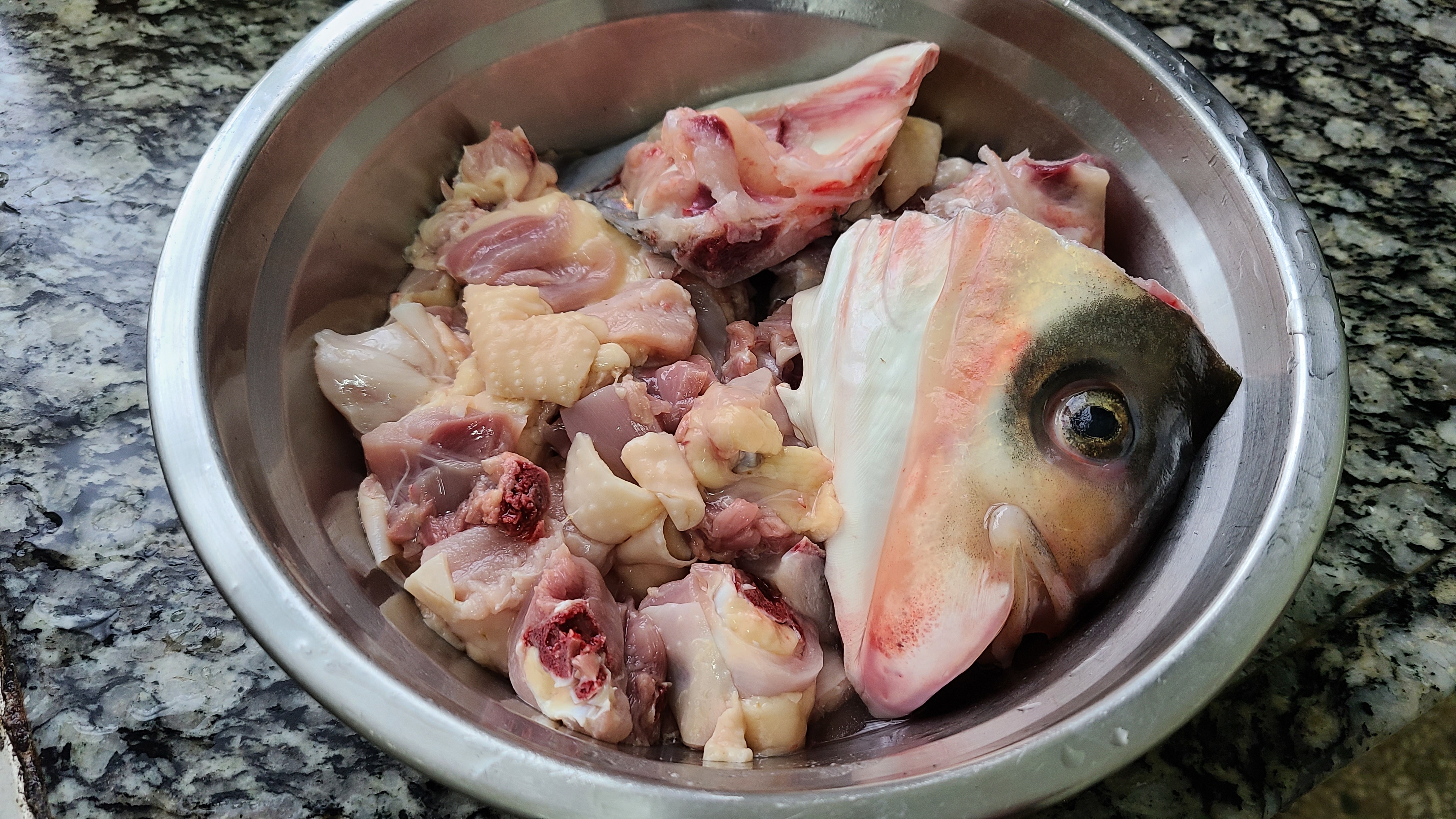 快過年了，教你一道簡單又好吃的魚頭蒸雞，味道鮮美