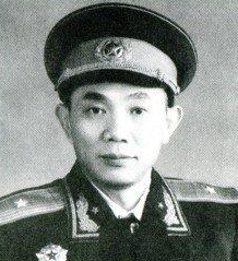 39岁被授少将，48岁任广东省委常委，享正大军区