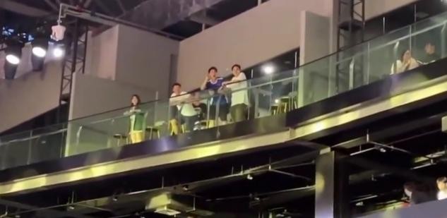 何猷君疑与女孩发生激烈争吵，遭挑衅骂是私生子，双方场面紧张