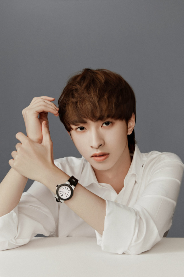 53岁伊能静与19岁儿子合体拍广告，母子穿亲子装同框像姐弟