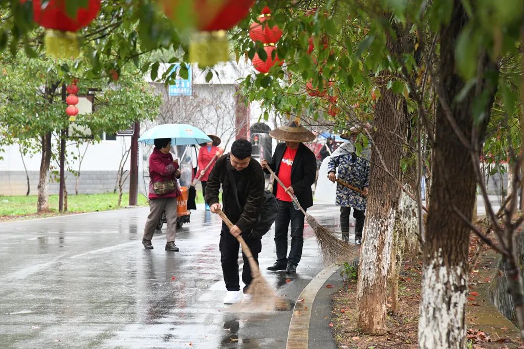 ​鹤城区双村村组织党员开展义务劳动建设文明家园