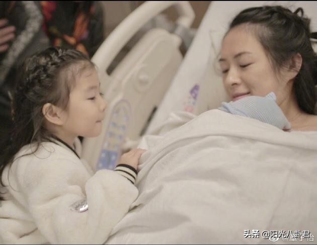 41岁章子怡首晒儿子正脸照，肉脸嘟嘟像汪峰，一家五口温馨同框