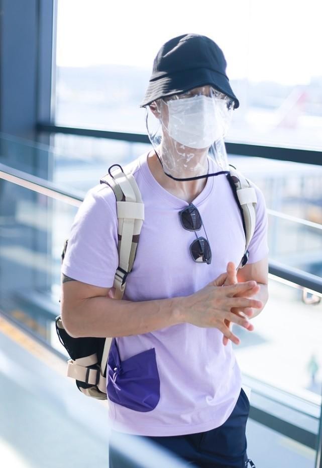 吴尊不愧是健身房CEO，T恤都要被肌肉撑开，这身材真的绝了
