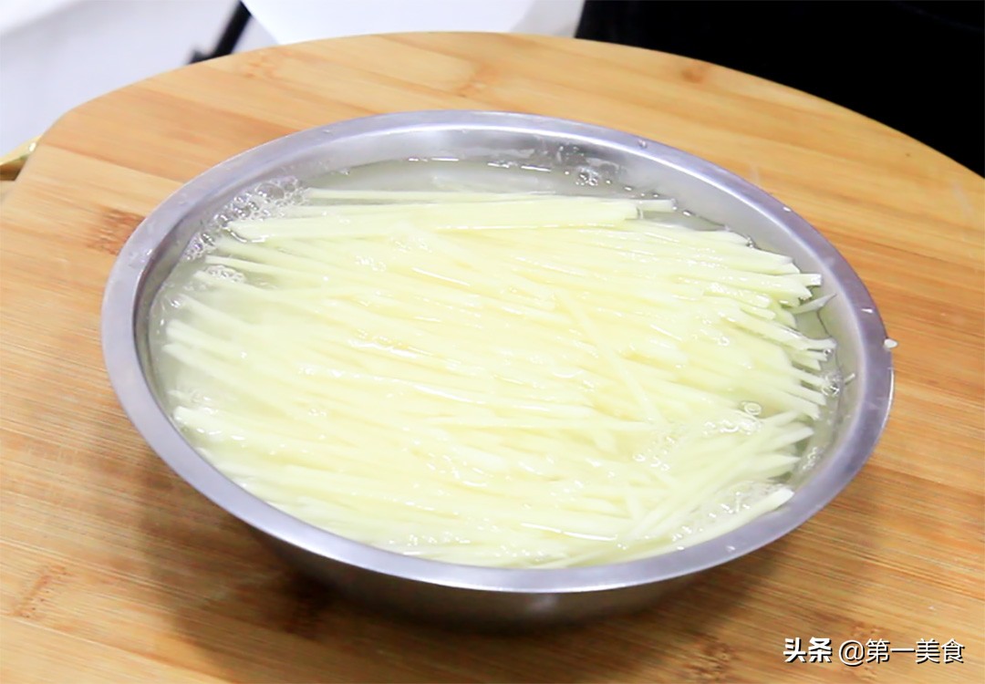 图片[2]-鱼香土豆丝最忌讳直接下锅炒 先做这一步 土豆清脆 香辣入味-起舞食谱网