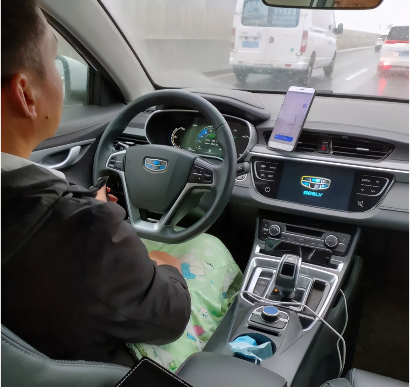 湖南一网约车上放棉被，司机：不收取暖费，冷