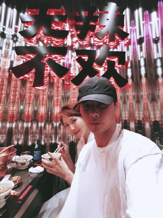 張晉蔡少芬外出就餐，娘娘陪老公無辣不歡，生了三娃素顏仍耐打