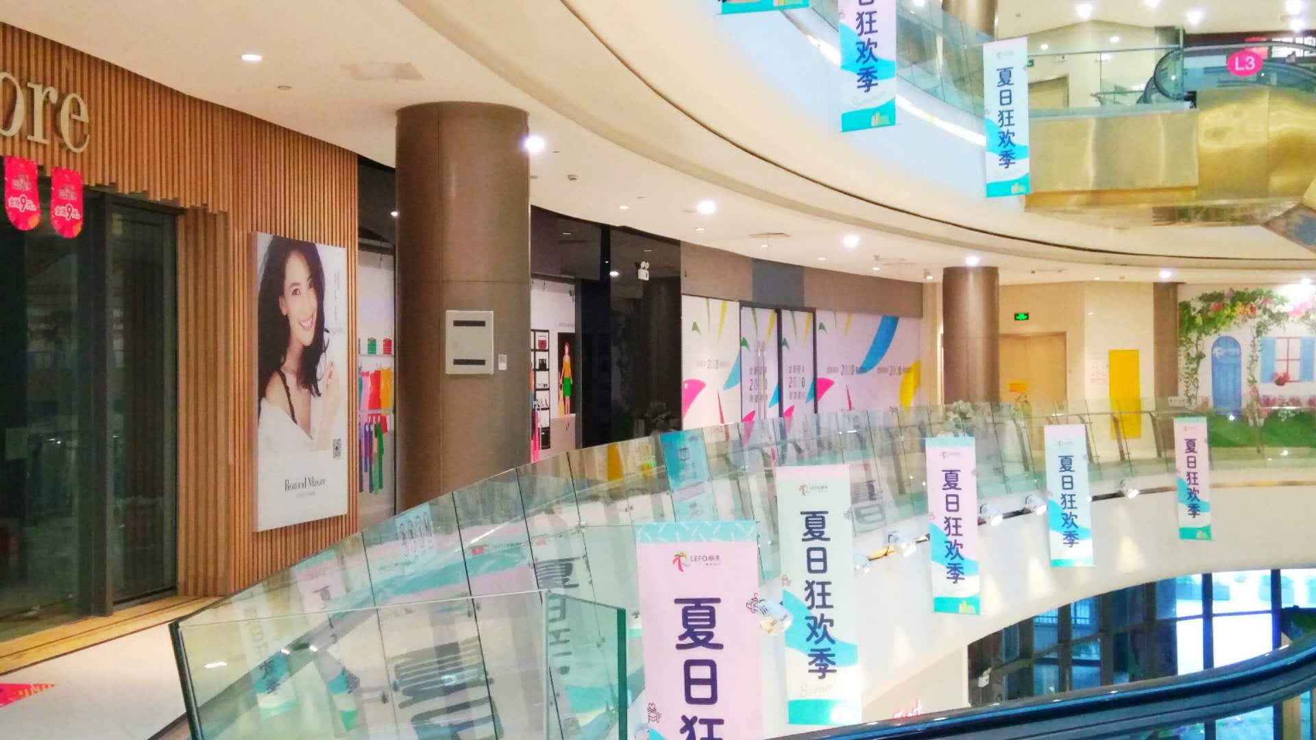 前有电商，后有地摊，实体门店3条路可破局？