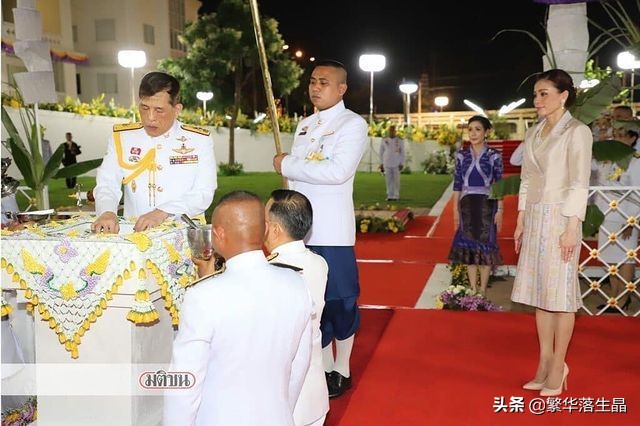 苏提达真卑微！弯腰驼背讨好泰王，却被诗妮娜抢了风头