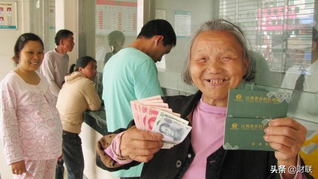 2021年，养老金17连涨稳了！4月底出台相关政策，涉及到上亿老人