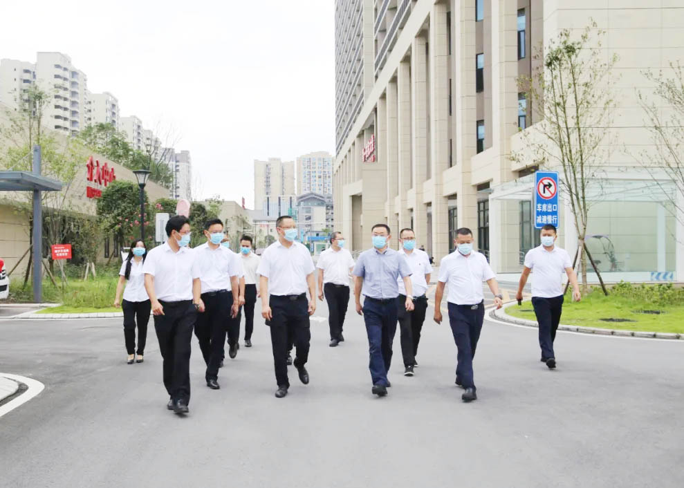 四川省卫健委主任何延政一行莅临营山县人民医院视察指导工作