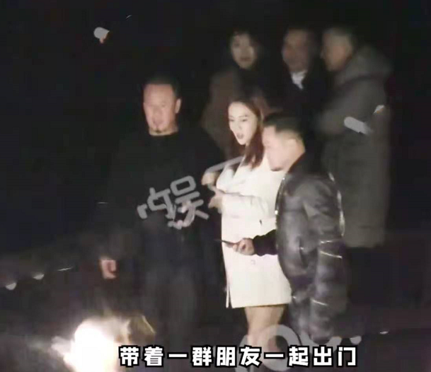 杨坤酒吧庆生排场大，成龙深夜赶来被搀扶，冯小刚醉酒走路都摇晃