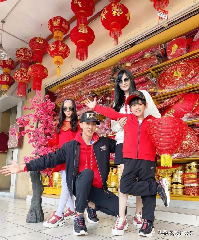 吳尊一家四口買春聯，林麗吟穿短褲破三胎傳聞，跟女兒同框似姐妹