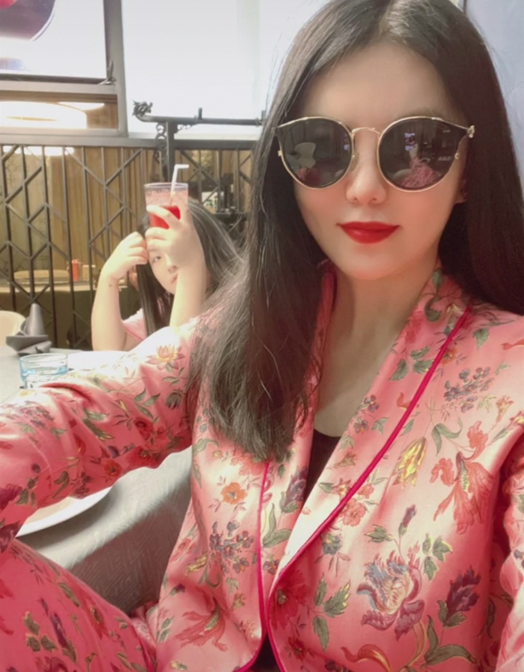 45岁李湘晒带娃日常！瘦身成功颜值回春，王诗龄染新发色用手挡脸