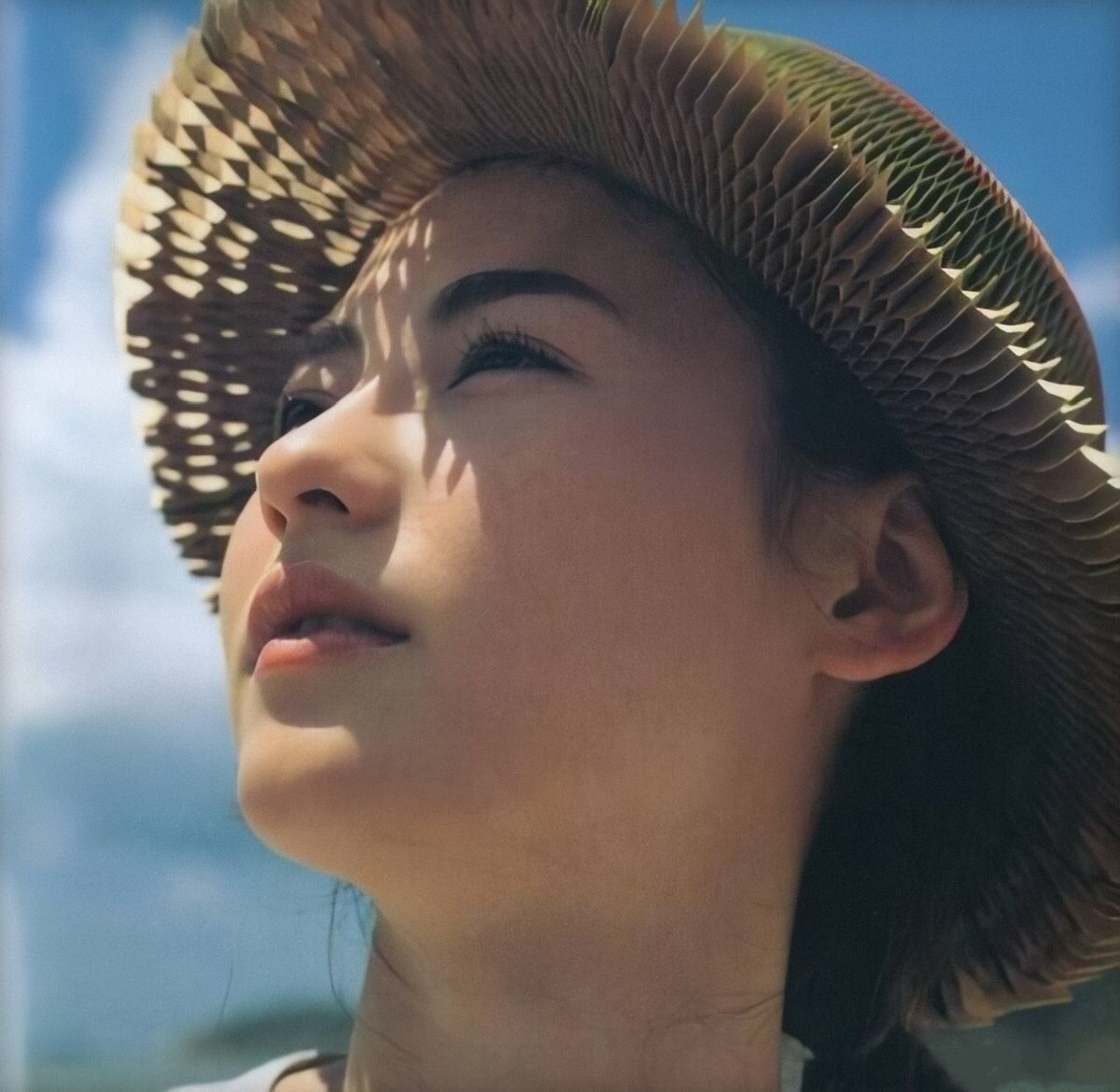張柏芝再拍《任何天氣》寫真，與22年前無差別，時過境遷人未變