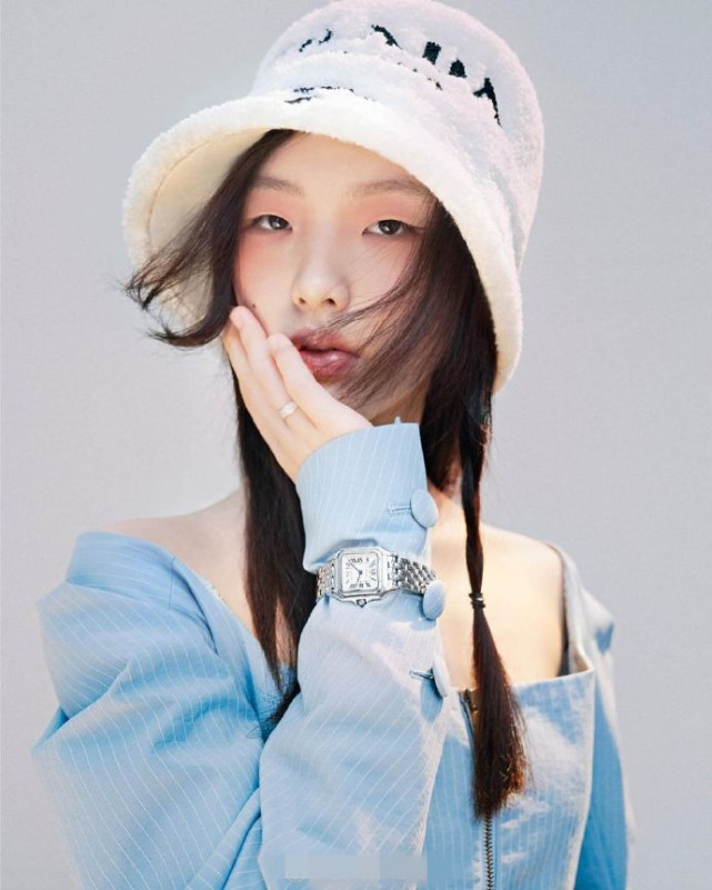 小S大女兒許曦文最新大片，皮膚白皙透亮，碎發遮面大展高級美