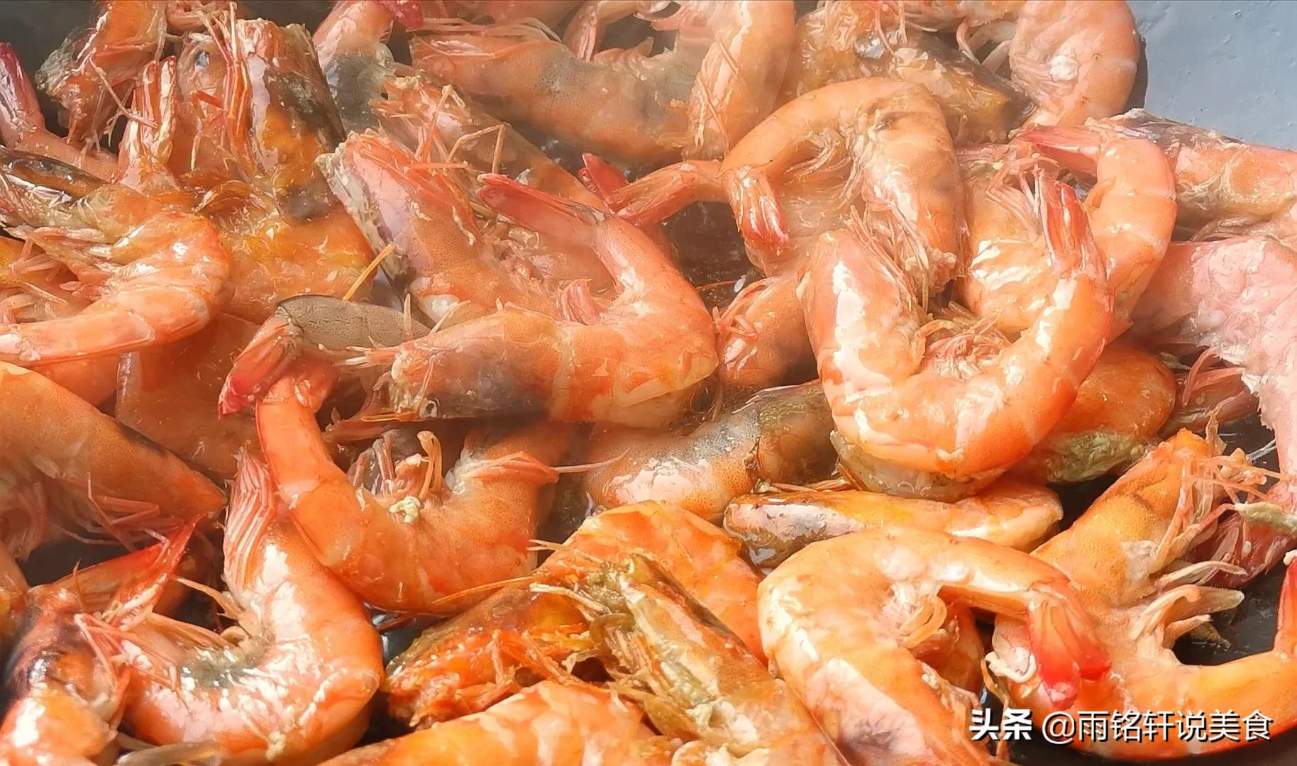 油焖大虾的正宗做法，不需要加盐，让你在家也能做出饭店的味道