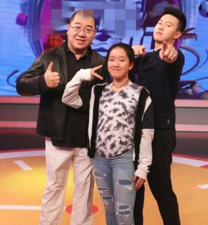 英达老婆梁欢照片 51岁梁欢身材发福走样，远不如大7岁宋丹丹气质佳