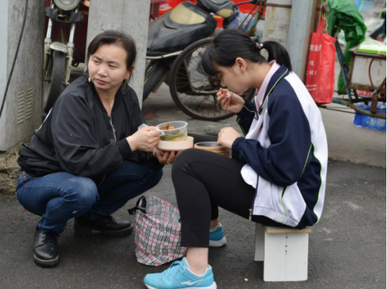 临近高考，家长需要全程“陪考”吗？不少家长都选择这样做